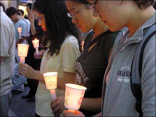 21일 김선일씨의 무사귀환을 염원하는 대구지역 촛불행사에서 참가자들이 묵상을 하면서 촛불을 들고 있다. 